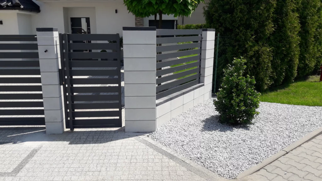 Ogrodzenie nowoczesne wrocław ciemne z jasnym kamieniem